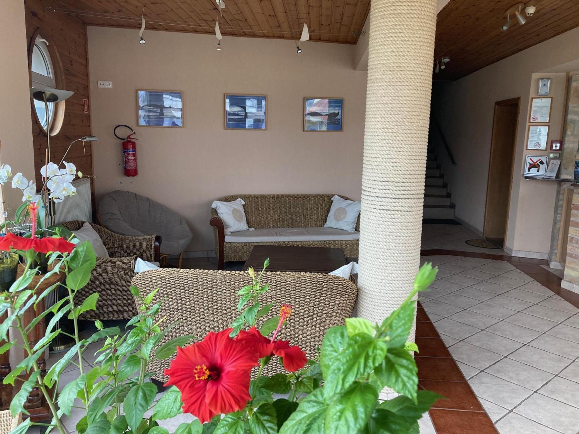 Nautilus Etterem Es Panzio Guest house